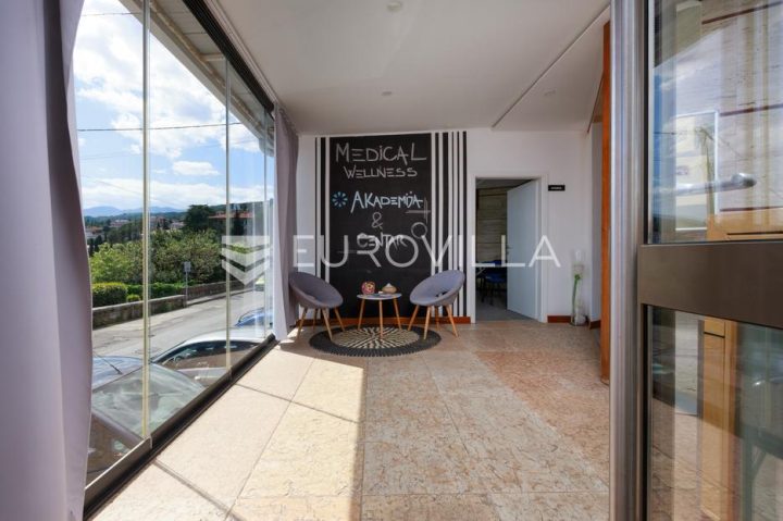 Poslovni prostor na prodaju 400 m² – Volosko