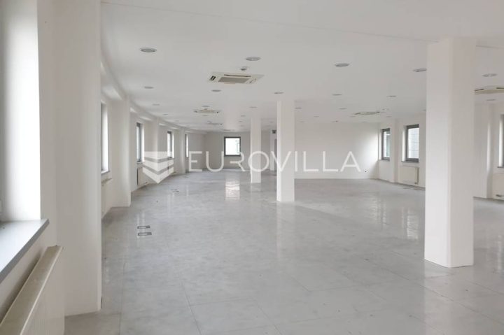 Poslovni prostor na prodaju 440 m² – Buzin