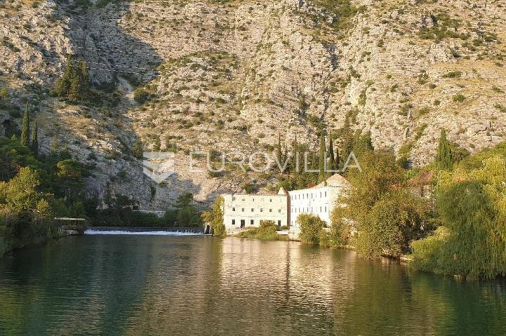 Hotel na sprzedaż 4000 m² – Komolac