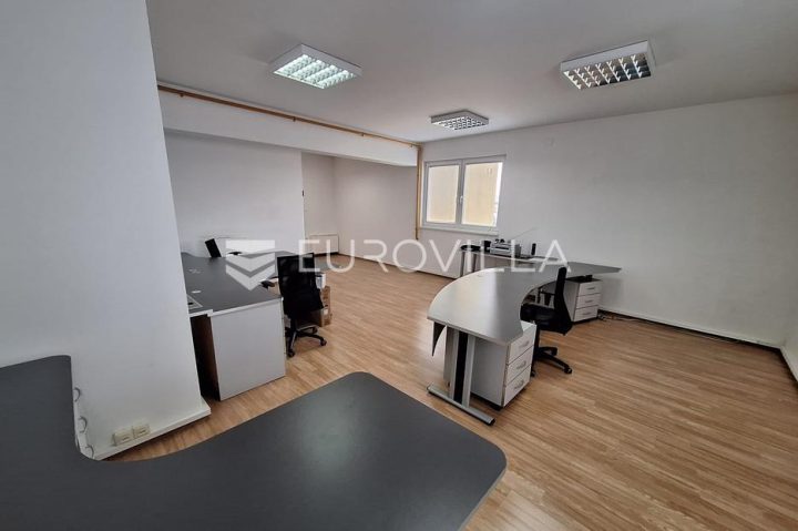 Poslovni prostori na predaj 530 m² – Ilovac