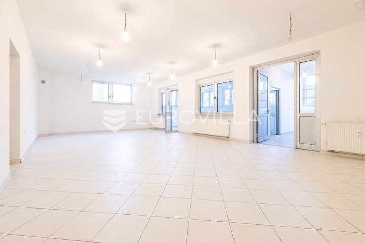 Commerciale in vendita 231 m² – Špansko
