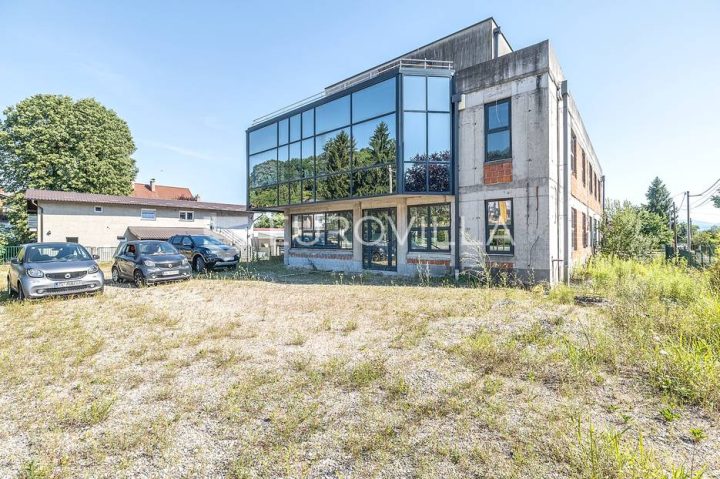 Poslovni prostori na predaj 2250 m² – Šibice