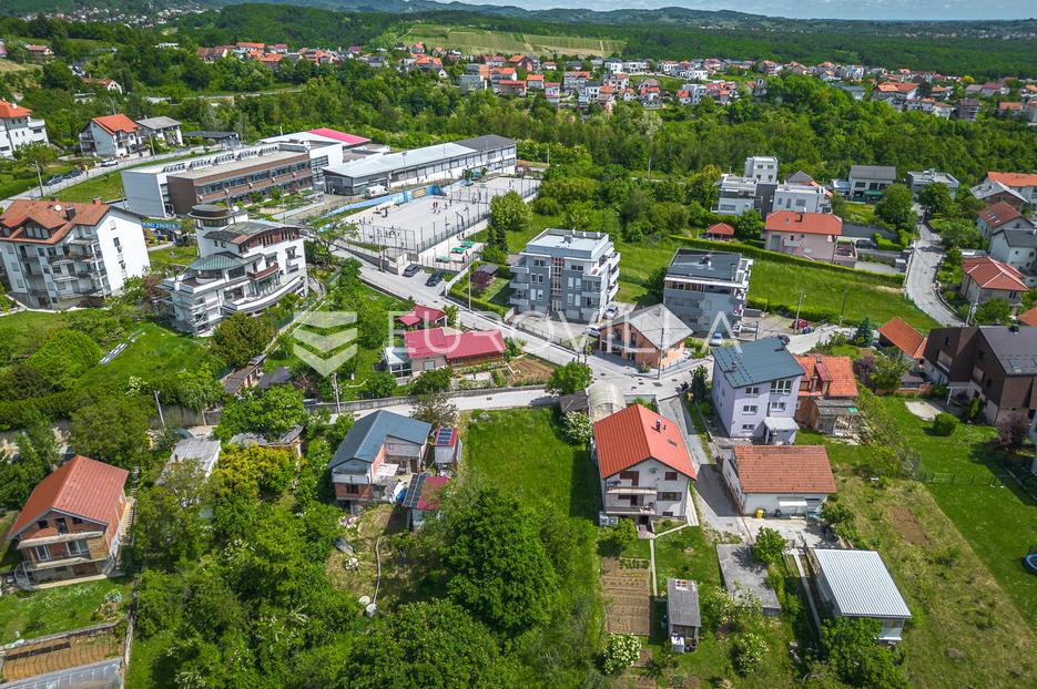 Działka Na sprzedaż -  Maksimir