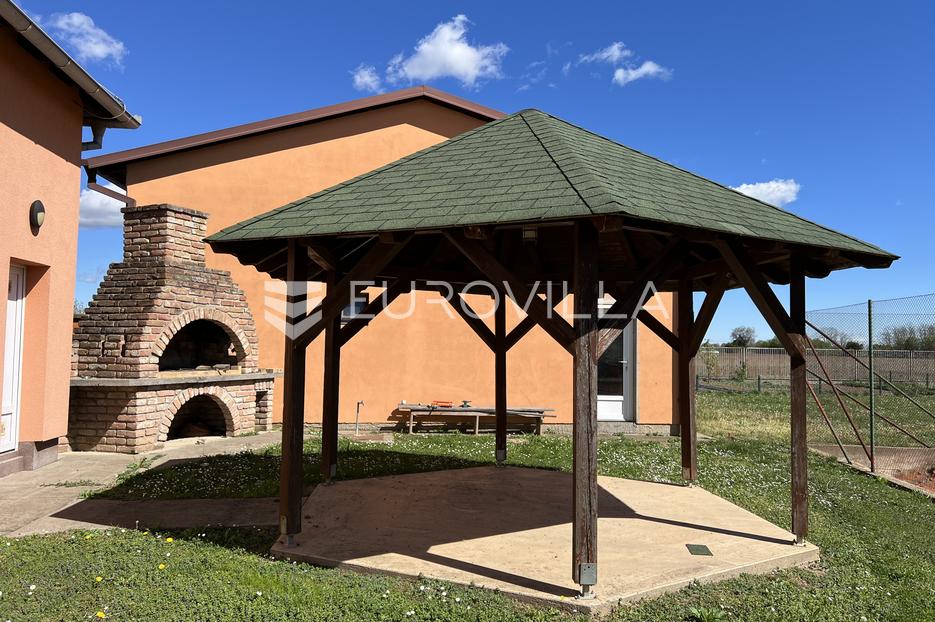 Lokal użytkowy Na sprzedaż -  Vukovar