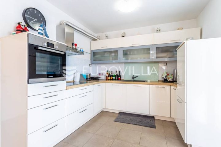 House for sale 270 m² – Bol