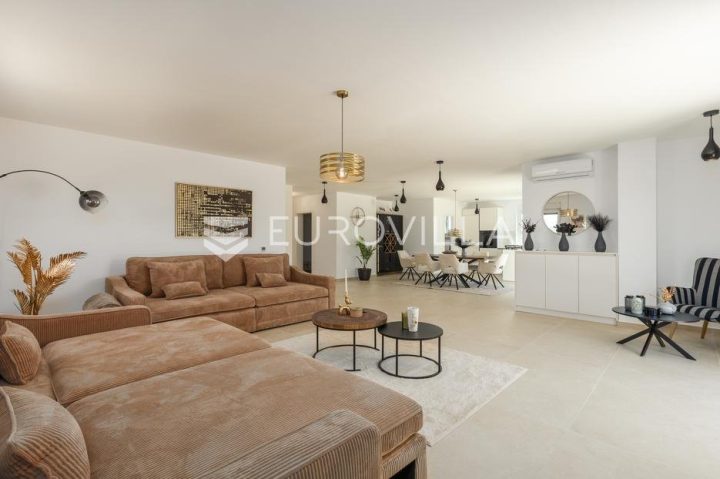 Stan za najam 191 m² – Tar