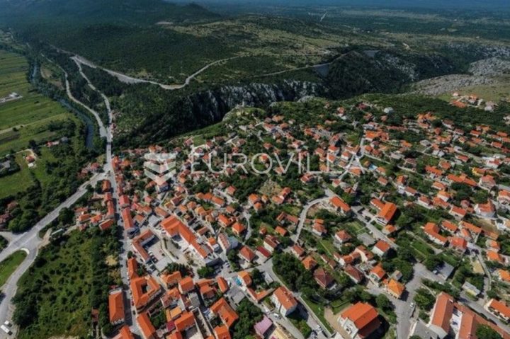 Grundstück Zu verkaufen Drniš