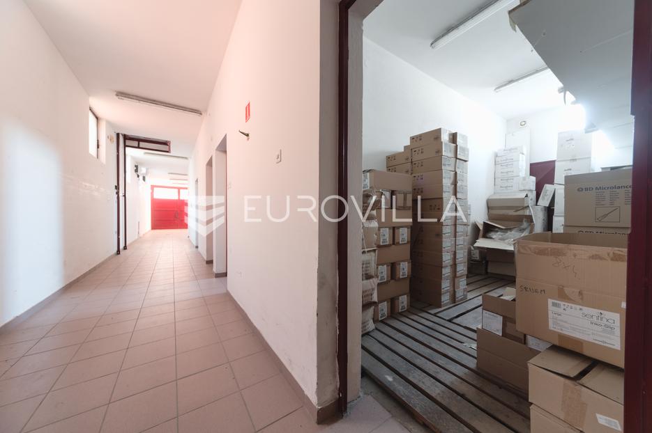 Lokal użytkowy Na sprzedaż -  Osijek
