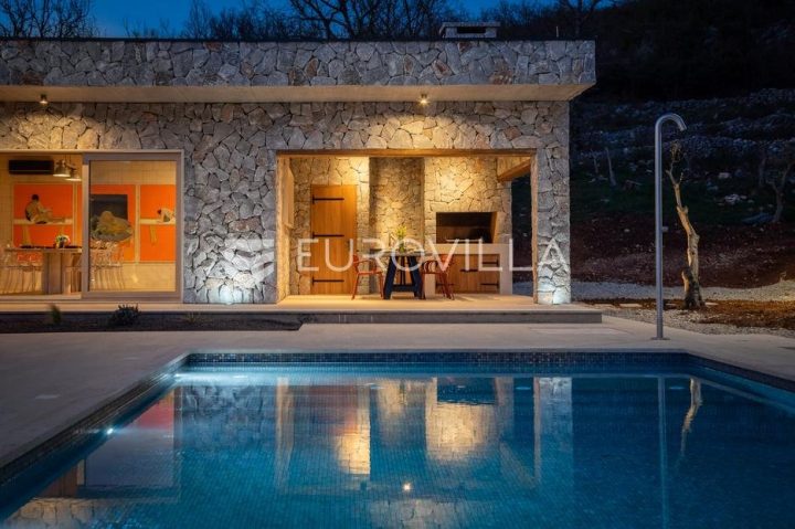 Kuća na prodaju 240 m² – Prisoje