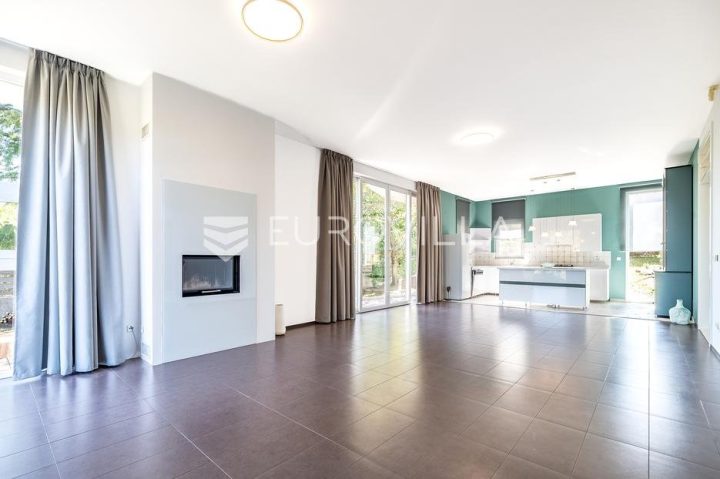 Maison à louer 380 m² – Gornji Bukovac