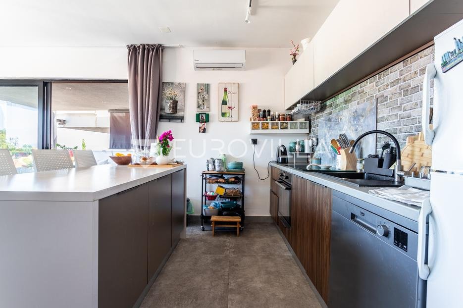 Flat For sale - Splitsko-dalmatinska Sutivan