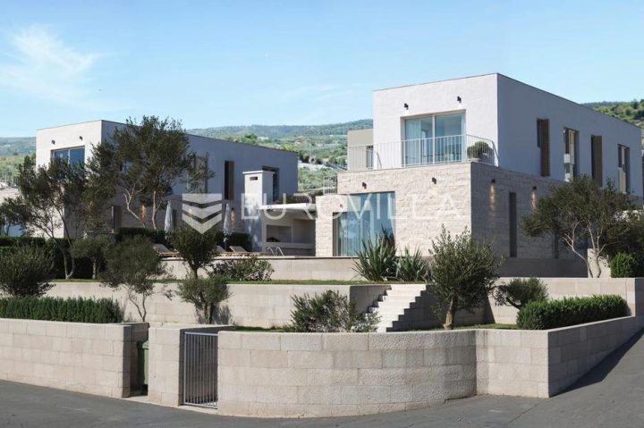 Zemljište na prodaju 1093 m² – Supetar