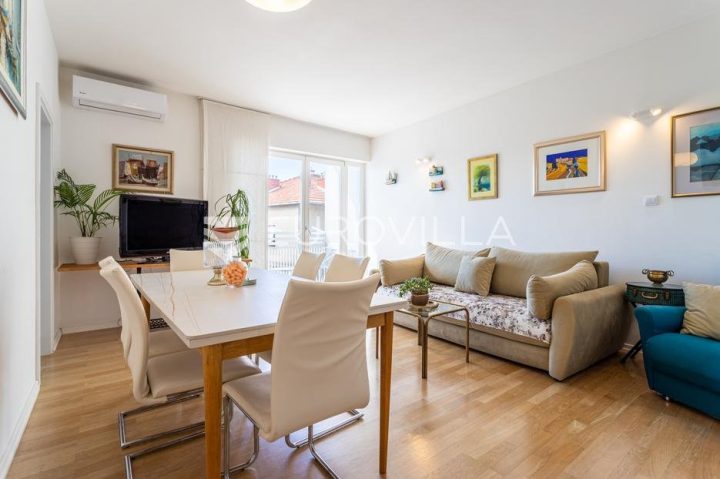 Stan za najam 90 m² – Bačvice