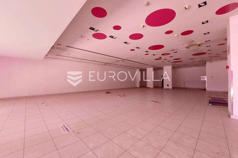 Gewerbefläche Zu verkaufen -  Pula