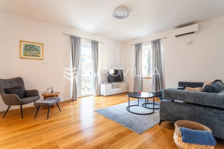 Stan za najam 90 m² – Bačvice