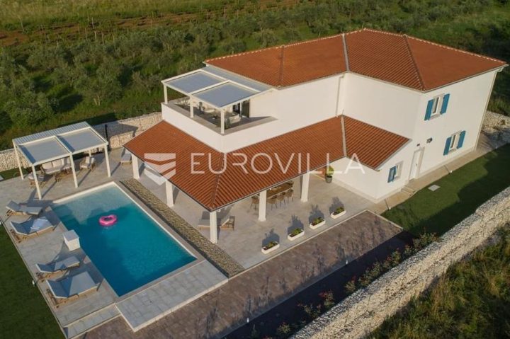 Kuća na prodaju 320 m² – Barban