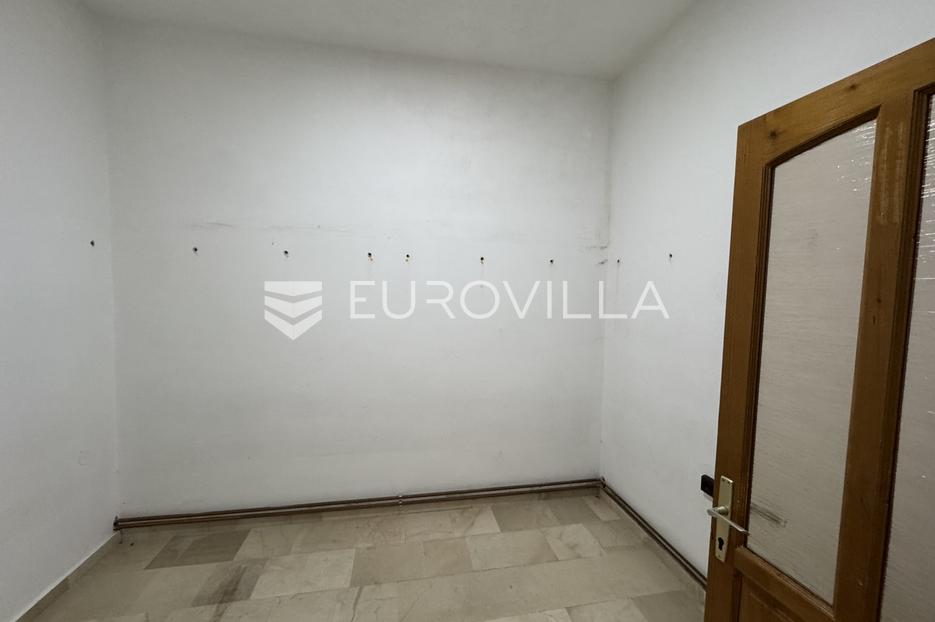 Komerčné Na predaj -  Đakovo