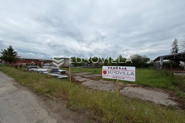 Commerciale in vendita 255 m² – Đakovo