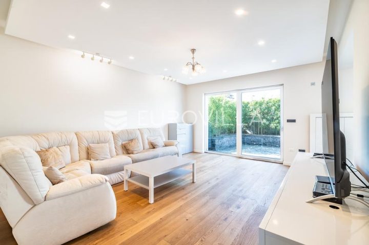 Dom na predaj 320 m² – Blato