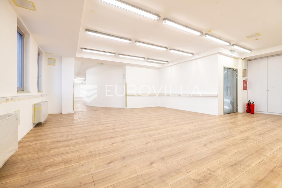 Business premises For sale Buzin