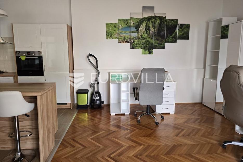 Poslovni prostor Na prodaju -  Pula