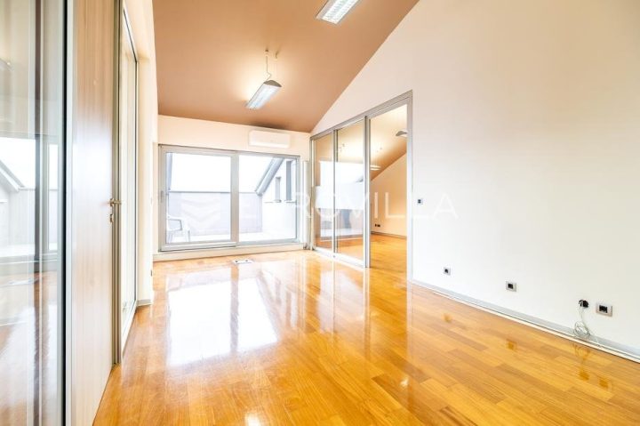 Komerční k pronájmu 138 m² – Trešnjevka