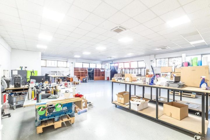 Poslovni prostor na prodaju 235 m² – Buzin