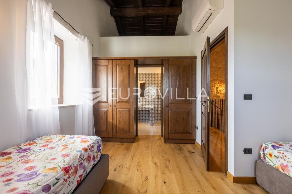 House For sale - Istarska Višnjan