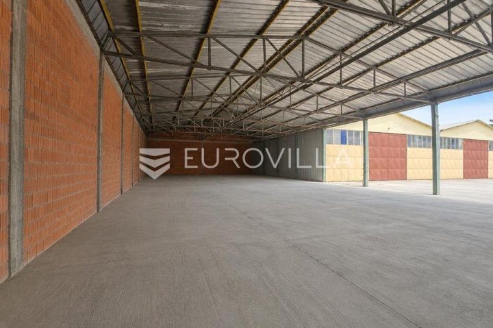 Commerciale in vendita 300 m² – Industrijska Zona (Čepinska)