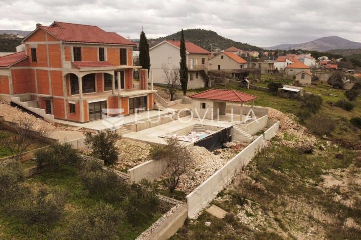 Dům na prodej 430 m² – Vrpolje