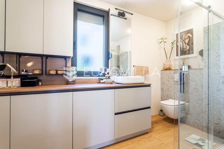 Flat For sale -  Split