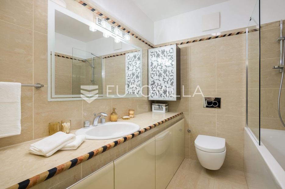 Flat For sale -  Split