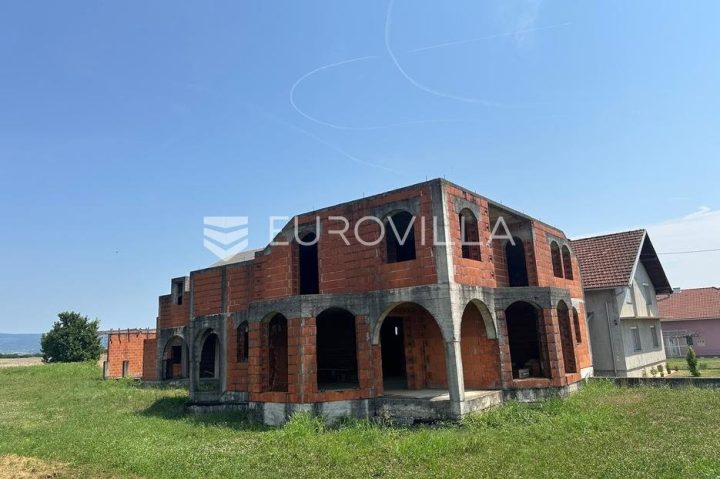 Kuća na prodaju 260 m² – Alaginci
