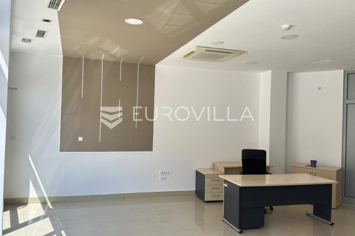 Business premises for sale 61 m² – Lora