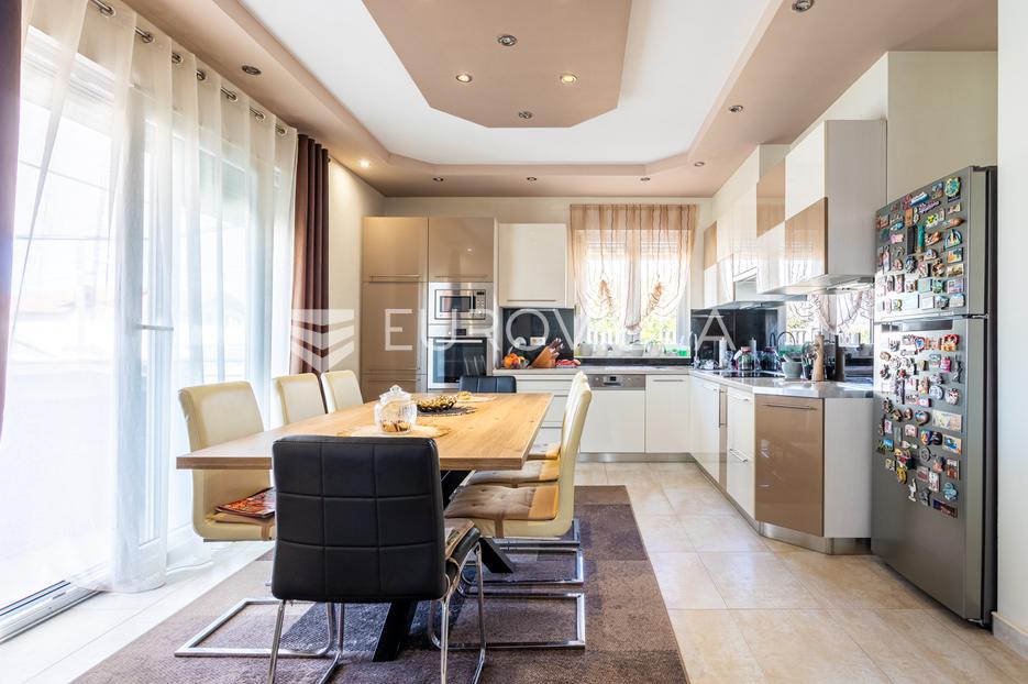 House For sale Okrug Gornji