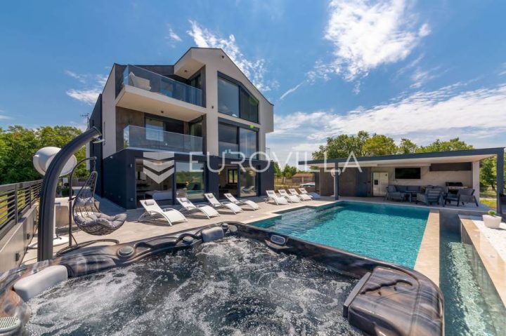 Dom na predaj 552 m² – Funtana