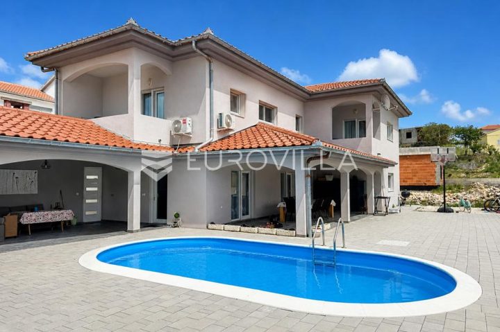 Dom na sprzedaż 234 m² – Rtina