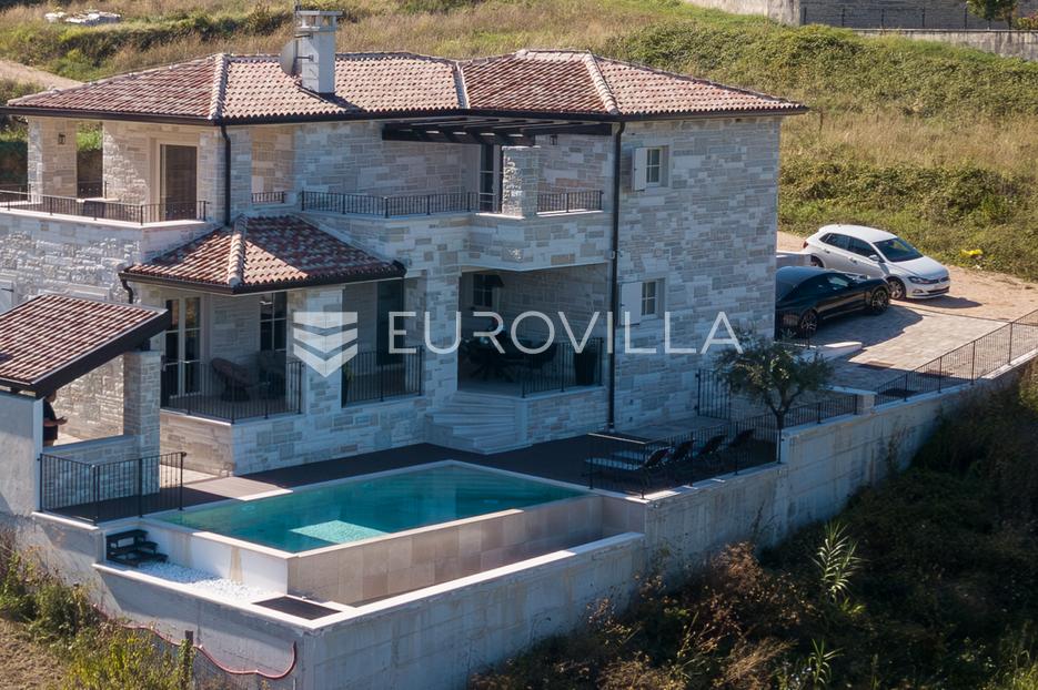 House For sale Momjan