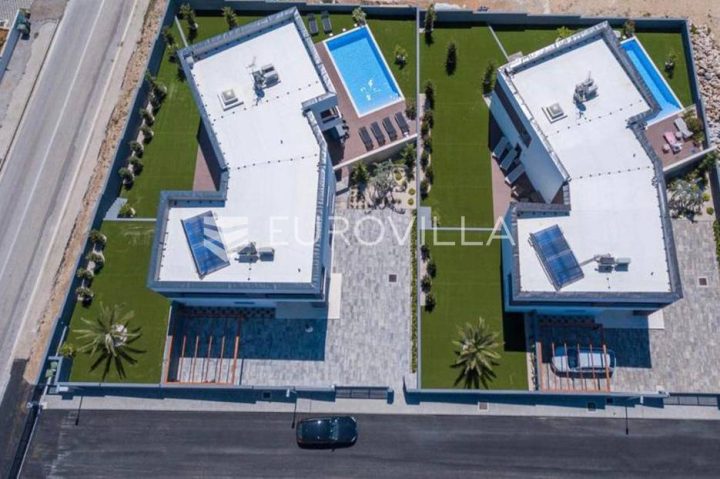 House for sale 700 m² – Novalja