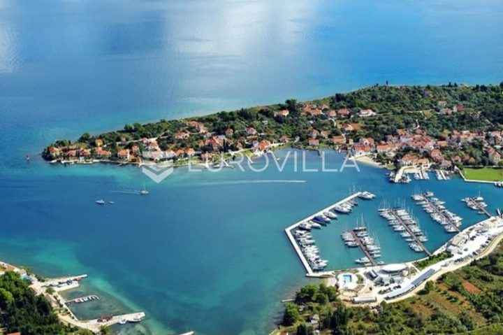 Land For sale Sutomišćica
