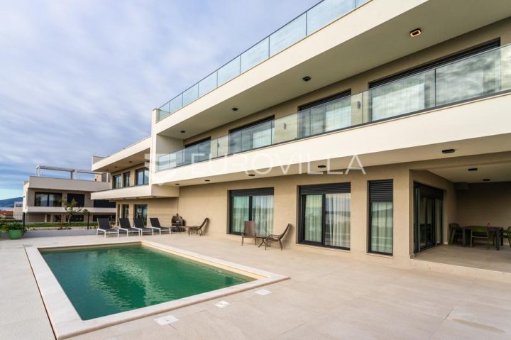 Kuća na prodaju 320 m² – Kaštel Gomilica
