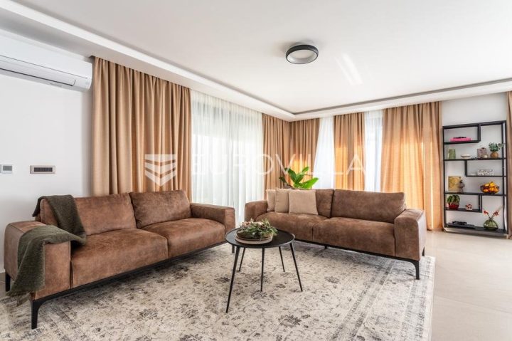 Casa in vendita 320 m² – Kaštel Gomilica
