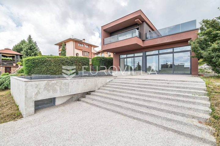 Casa in vendita 400 m² – Šestine