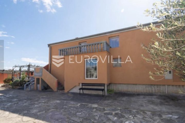Casa in vendita 250 m² – Donji Karin