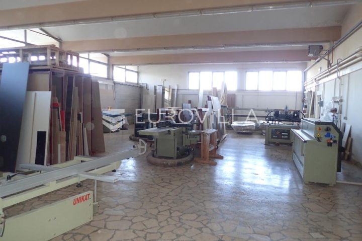 Business premises for sale 550 m² – Turanj