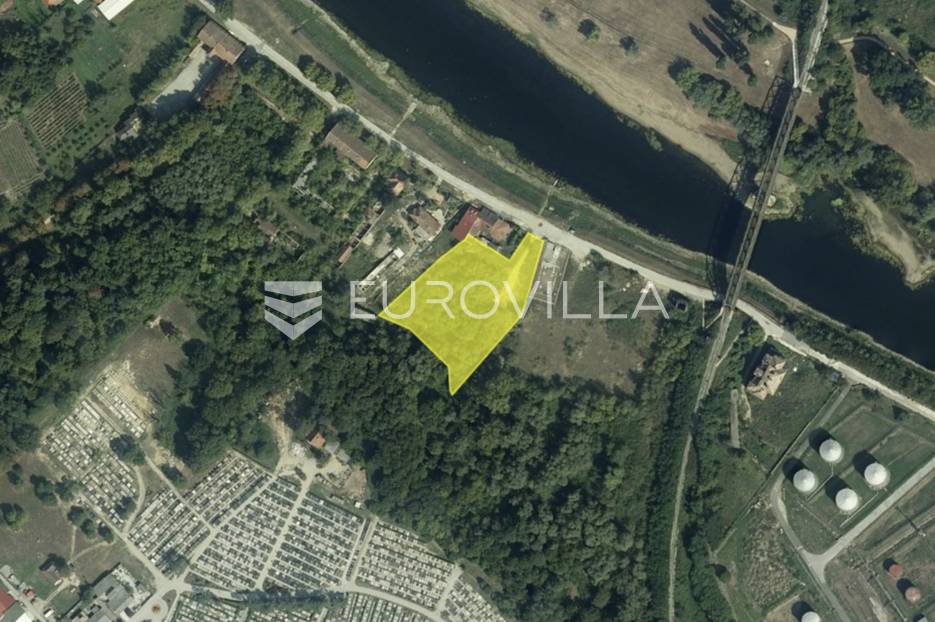 Działka Na sprzedaż -  Sisak
