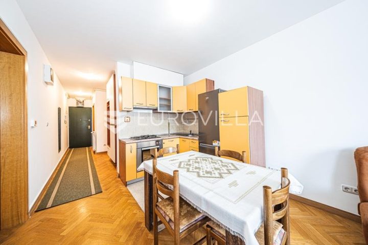 Appartement à louer 52 m² – Peščenica