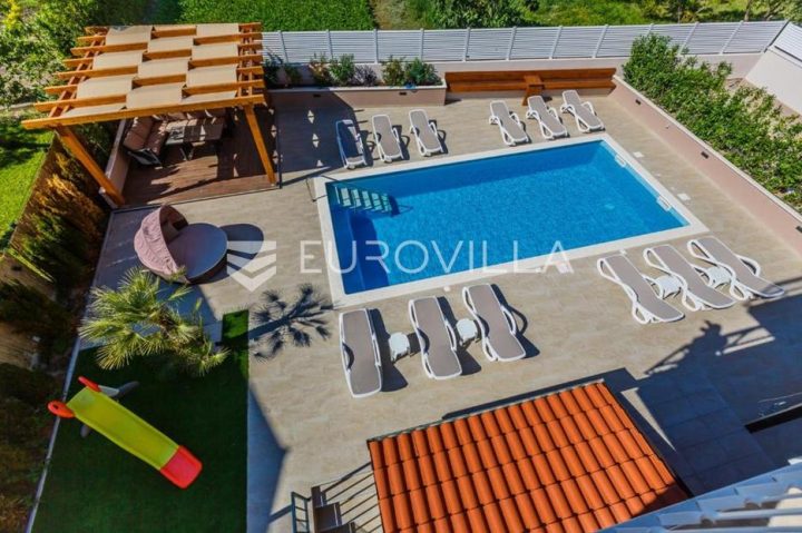 House for sale 600 m² – Kaštel Lukšić