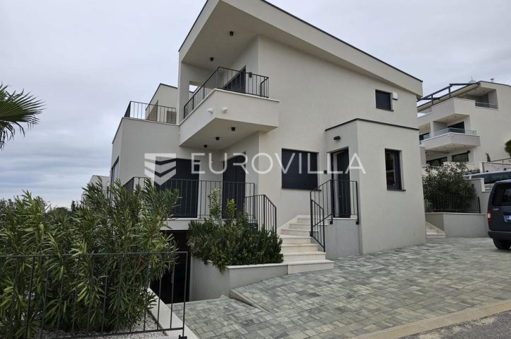 Maison à vendre 180 m² – Podstrana