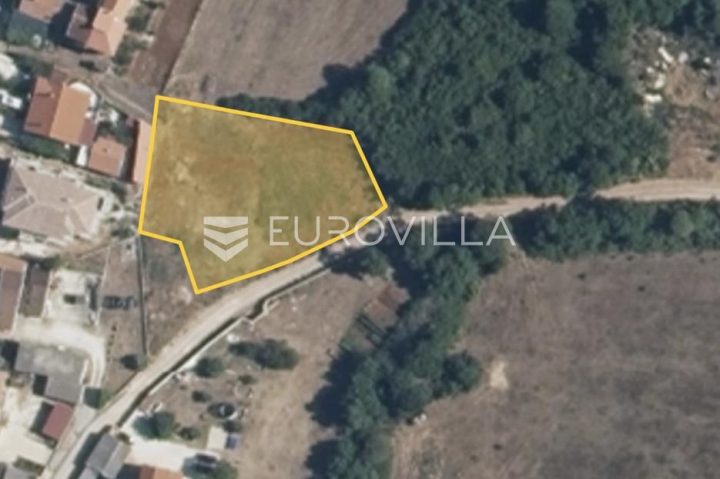 Działka na sprzedaż 1700 m² – Šišan